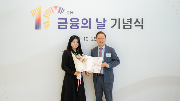 ▲28일 여의도 FKI타워에서 열린 금융위원회 주관 ‘제10회 금융의 날’ 기념식에서 카카오뱅크가 포용금융 부문 금융위원장 표창을 수상했다. 사진은 윤호영 카카오뱅크 대표이사(오른쪽)와 표창을 수상한 김희정 카카오뱅크 여신관리팀 매니저(왼쪽)가 함께 기념 촬영을 하는 모습. ⓒ카카오뱅크