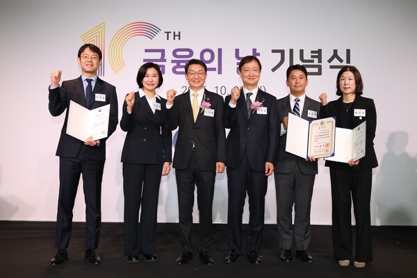 ▲ 28일 오전 서울 영등포구 한국경제인협회 본부(FKI빌딩)에서 열린 제10회 금융의 날을 맞아 국무총리 표창 등 3개 영역에서 수상한 토스뱅크 이은미 대표와 임직원을 비롯해 이억원 금융위원장, 이찬진 금융감독원장이 환하게 웃으며 기념촬영을 하고 있다. 왼쪽부터 조원형 전세대출스쿼드 리더, 이은미 토스뱅크 대표, 이억원 금융위원장, 이찬진 금융감독원장, 최승락 금융소비자보호총괄책임자, 황현정 고객자산총괄책임자. ⓒ토스뱅크