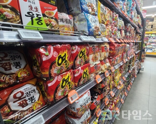 ▲서울 영등포구에 있는 한 슈퍼마켓 매대에 가득한 K라면 제품들. 올해 상반기 K라면 수출액은 첫 1조원을 돌파했다. ⓒ박현주 기자