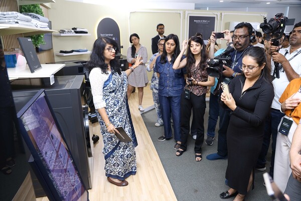 ▲인도 구르가온에서 열린 삼성전자 서남아 테크 세미나에서 참석자들이 스마트싱스의 연결 경험에 대한 시연을 살펴보고 있다. ⓒ삼성전자