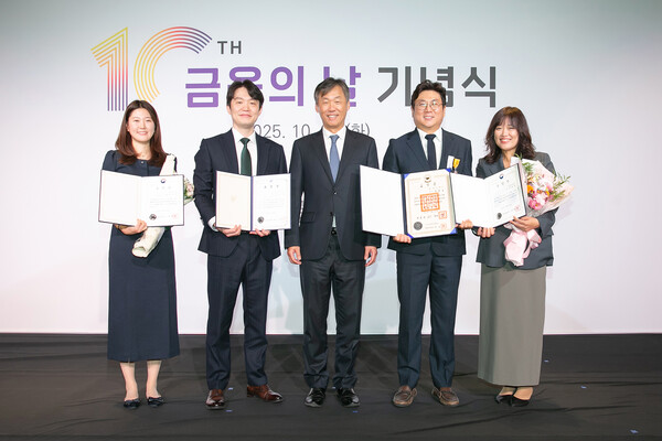 ▲28일 오전 금융위원회가 주최한 ‘제10회 금융의 날’ 기념식에서 케이뱅크 최우형 은행장과 직원들이 기념촬영을 하고 있다. (사진 왼쪽부터) 이다정 매니저, 김홍종 팀장, 최우형 은행장, 김성호 매니저, 윤혜령 팀장. ⓒ케이뱅크