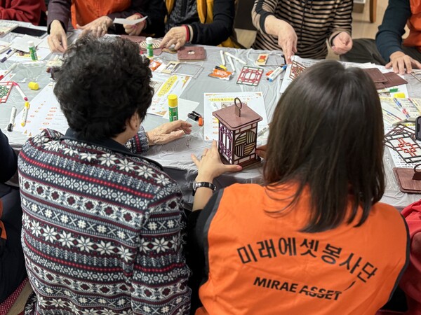 ▲미래에셋생명 봉사단이 지난주 서울 마포노인종합복지관과 함께 마포구 내 취약지역 경로당을 찾아 ‘함께하는 행복한 경로당 만들기’ 봉사활동을 진행했다. ⓒ미래에셋생명.