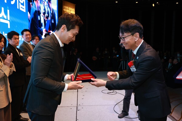 ▲김명주 경상남도 경제부지사(오른쪽)가 쿠팡 CLS 곽형주 상무에게 표창을 수여하고 있다. ⓒ쿠팡