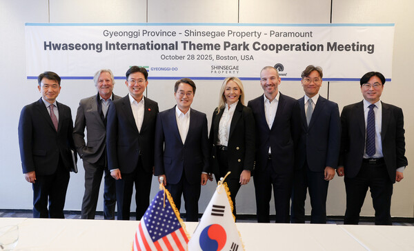▲​28일(현지시각) 미국 보스턴에서 김동연 경기지사(왼쪽에서 4번 째)가 화성 국제테마파크 조성과 관련해 파라마운트사, 신세계프라퍼티 관계자들과 기념촬영을 했다.ⓒ경기도청​