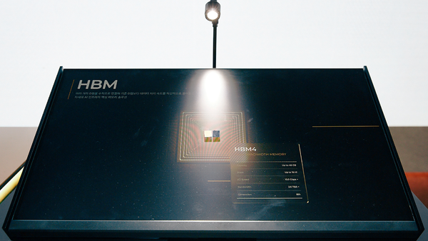 ▲지난 22일 열린 반도체대전(SEDEX 2025)에서 SK하이닉스가 공개한 HBM4 실물. ⓒSK하이닉스