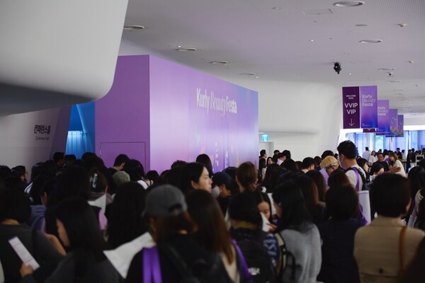 ▲컬리뷰티페스타 2025 입장을 위해 관람객들이 대기하는 모습. ⓒ컬리