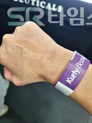 ▲주름개선 앰플 등 다양한 브랜드 제품을 현장에서 바로 체험할 수 있다. 사진은 기자가 손등에 앰플 한방울을 제공받아 체험한 모습. ⓒ박현주 기자