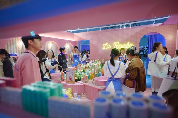 ▲ 컬리뷰티페스타 2025 라로제 부스에서 방문객들이 제품을 체험하고 있다. ⓒ컬리