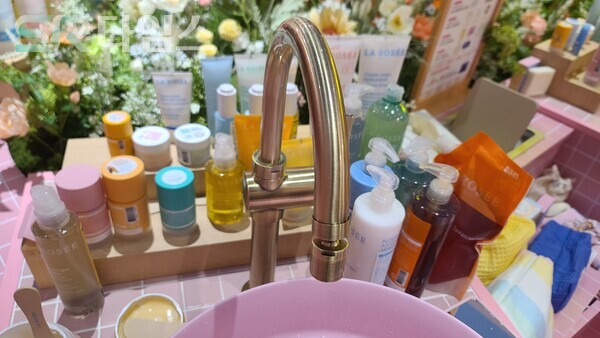 ▲라로제 부스에 마련된 다양한 제품들. 직접 체험해보고 정리할 수 있도록 세면대도 마련돼 있다. ⓒ박현주 기자