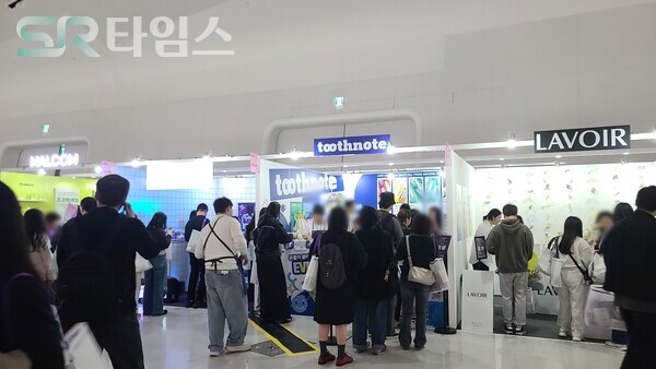 ▲센시스(Senses)존에 마련된 브랜드 부스 방문객들, 특히 남성들의 체험 모습이 눈에 띈다. ⓒ박현주 기자