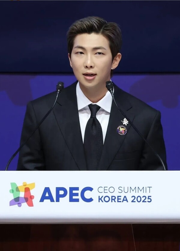 ▲방탄소년단 RM이 29일 APEC CEO 서밋 무대에 올라 K팝의 정체성과 글로벌 팬덤 문화를 주제로 연설했다.  ⓒRM공식 인스타그램 캡처