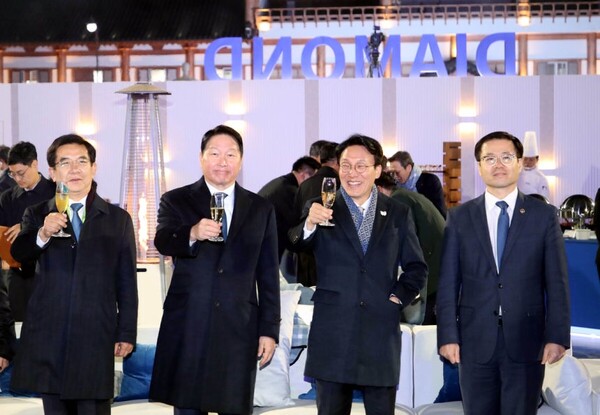 ▲김민석 국무총리(왼쪽 세 번째), 최태원 대한상공회의소 회장(두 번째) 등이 28일 경북 경주 화랑마을 어울마당에서 열린 ‘2025 아시아태평양경제협력체(APEC·에이펙) 최고경영자(CEO) 서밋’ 환영 만찬에서 건배를 하고 있다. ⓒ대한상의