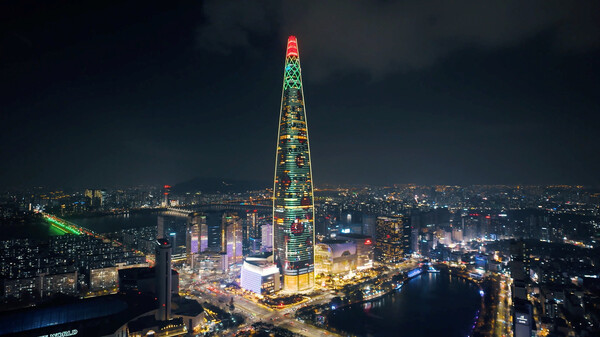 ▲서울시 좋은빛상 미디어파사드 콘텐츠 분야 우수상을 수상한 롯데월드타워가 서울 도심 야경을 밝히고 있다. ⓒ롯데물산