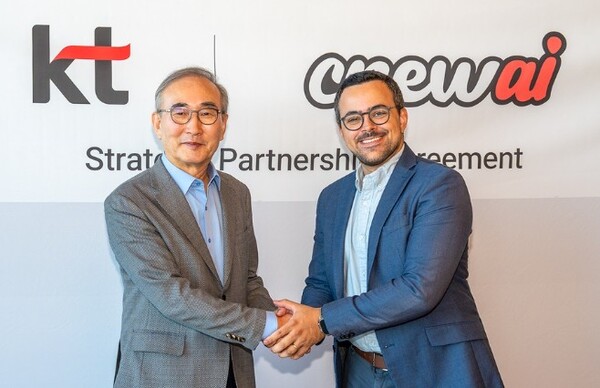 ▲김영섭 KT 대표(왼쪽)와 조 모우라 크루AI CEO가 지난 24일 미국 샌프란시스코에서 협약식에서 사진을 찍고 있다. ⓒKT