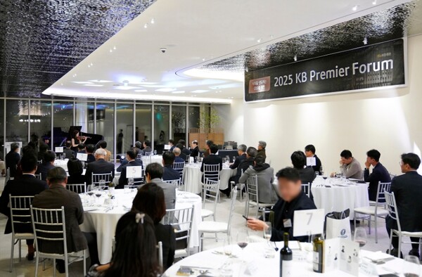 ▲ KB증권은 지난 29일 법인 CEO 및 오너 고객을 위한 프리미엄 네트워킹 프로그램인 ‘KB Premier Forum’ 3기 종강식을 한강변에 위치한 ‘더 리버(The-River)’에서 성황리에 개최했다고 31일 밝혔다. ⓒ KB증권