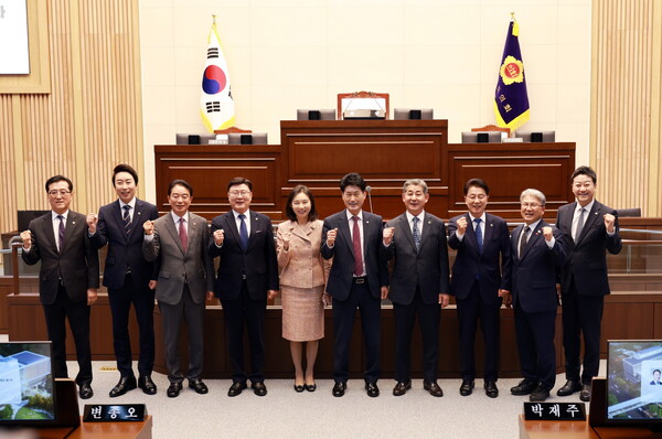 ▲‘대한민국시도의회의장협의회 2025년 제6차 임시회’에 참석한 관계자들이 기념촬영을 하고있다. ⓒ경기도의회