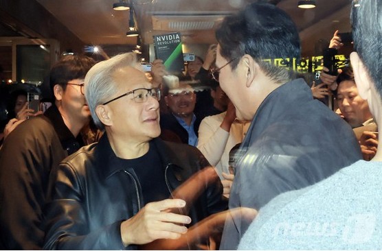 ▲젠슨 황 엔비디아 최고경영자(CEO)가 30일 오후 서울 강남구 삼성역 인근 깐부치킨 매장에서 이재용 삼성그룹 회장과 인사를 하고 있다. ⓒ뉴스1