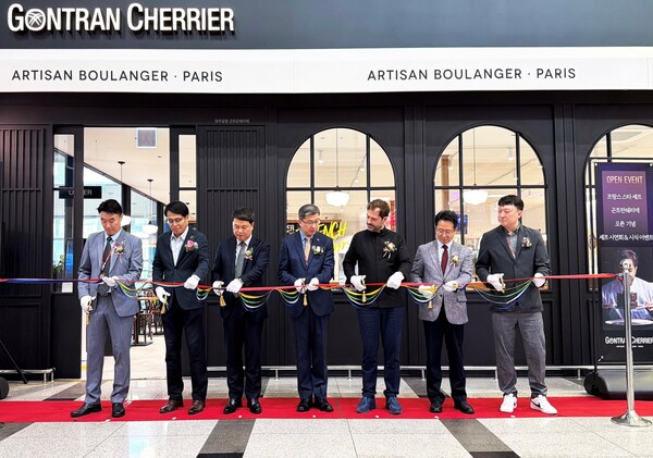 ▲이동훈 풀무원푸드앤컬처 대표(사진 왼쪽 세 번째)가 이달 24일 청주국제공항 내 국내 공항 최초로 입점한 ‘곤트란 쉐리에’ 매장 앞에서 프랑스 오너 파티시에 곤트란 쉐리에(사진 왼쪽 다섯 번째) 및 관계자들과 함께 입점을 축하하는 테이프 커팅식을 진행하고 있다. ⓒ풀무원