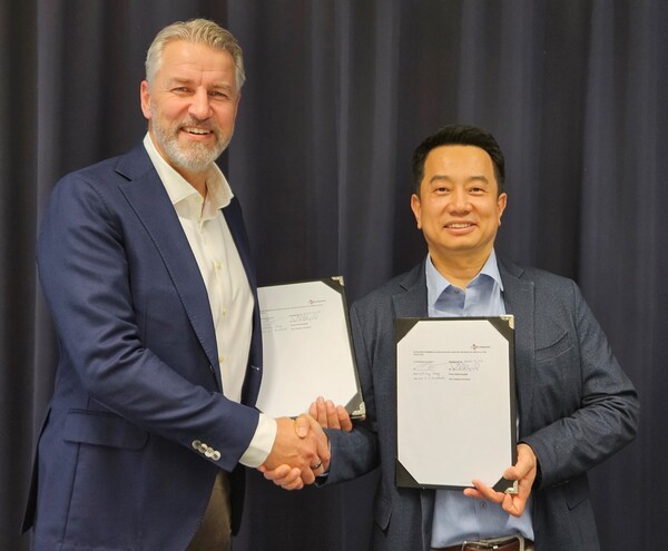 ▲파트너십 체결식에서 기념사진 촬영을 하고있는 정혁성 CJ제일제당 BMS본부장(사진 오른쪽)과 프레드릭 베리에고르 BIQ머티리얼즈 회장. ⓒCJ제일제당