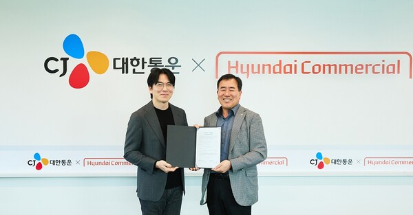 ▲지난 30일 서울시 영등포구 소재 현대커머셜 본사에서 열린 CJ대한통운-현대커머셜 상생금융 제휴 협약식에서 최갑주 CJ대한통운 더운반그룹장(사진 오른쪽)과 김재완 현대커머셜 산업금융본부장이 기념사진을 찍고 있다. ⓒCJ대한통운