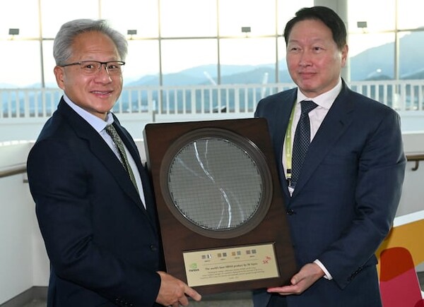 ▲젠슨 황 엔비디아 CEO는 지난달 31일 경북 경주시 경주예술의전당에서 열린 아시아태평양경제협력체(APEC) CEO 서밋에 참석해 최태원 SK그룹 회장 겸 대한상의 회장으로부터 SK하이닉스의 HBM4 반도체 웨이퍼를 선물로 받았다. ⓒ뉴스1
