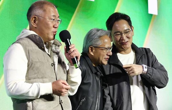 ▲정의선(왼쪽) 현대차그룹 회장이 지난달 30일 서울 강남구 코엑스 K-POP 광장에서 열린 지포스 게이머 페스티벌에서 발언하는 모습. ⓒ사진공동취재단