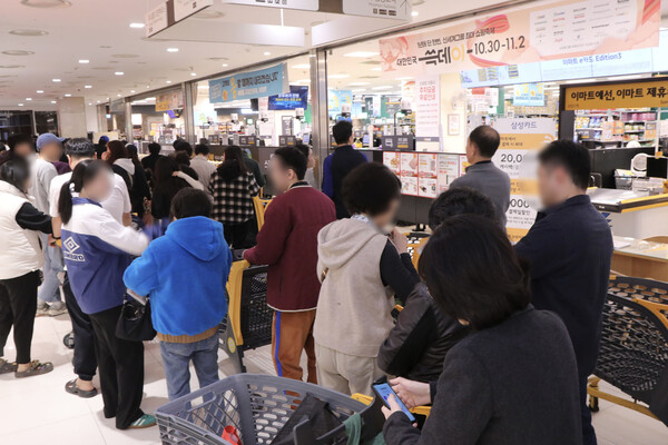 ▲이마트의 마지막 할인 행사 소식에, 이마트 영등포점 오픈 전부터 대기 중인 고객의 모습. ⓒ이마트
