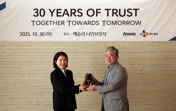 ▲지난달 30일 경기도 여주 해슬리 나인브릿지에서 개최된 CJ대한통운-한국암웨이 물류협업 30주년 기념행사(30 YEARS OF TRUST, Together Towards Tomorrow)에서 신은자 한국암웨이 대표(왼쪽)와 신영수 CJ대한통운 대표가 기념사진을 찍고 있다. ⓒCJ대한통운