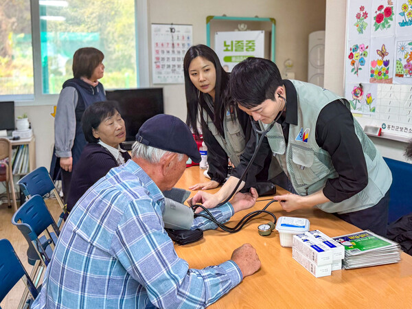 ▲대한항공은 아시아나항공과 함께 지난달 31일 ‘1사1촌’ 자매결연을 맺은 강원도 홍천군 명동리 마을에서 가을 수확철 맞아 농가 일손 돕기와 의료 지원 봉사활동을 실시했다. ⓒ대한항공