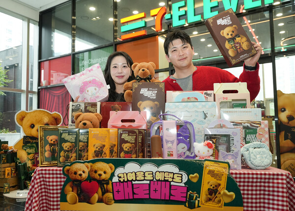 ▲세븐일레븐이 이달부터 본격적으로 빼빼로데이를 준비하며 테디베어·산리오캐릭터즈 등 글로벌 캐릭터와 아이돌 스트레이키즈와 이세계 아이돌 등의 IP를 활용한 빼빼로데이 상품 116종을 선보인다. ⓒ세븐일레븐