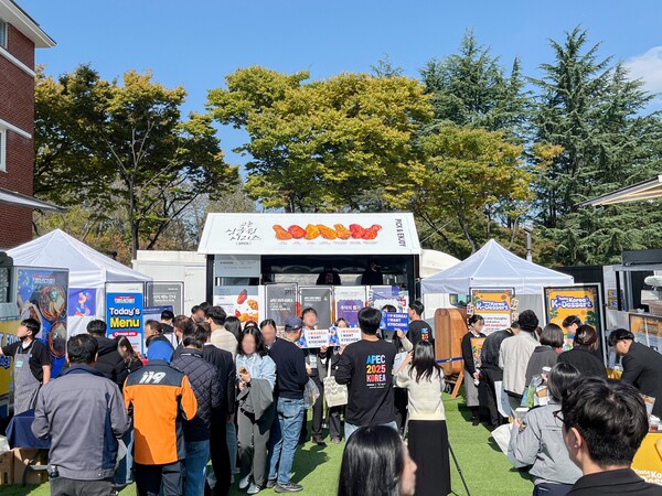 ▲경주 ‘K-Food Station’에 마련된 교촌치킨 푸드트럭과 글로벌 체험존 현장. ⓒ교촌