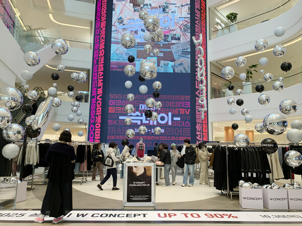 ▲스타필드 수원에서 진행하는 W컨셉 클리어런스 팝업스토어. ⓒ신세계그룹