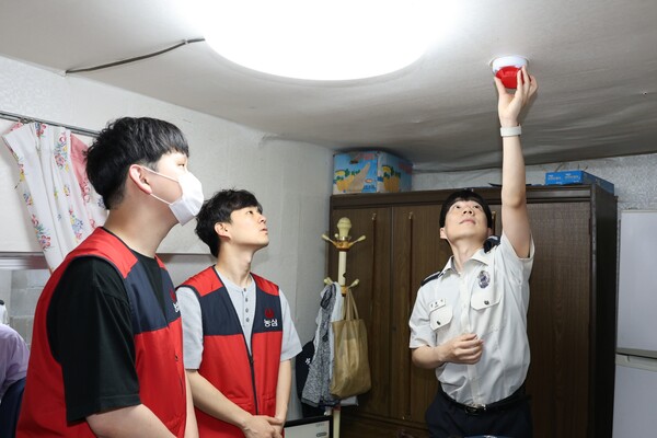 ▲농심이 오는 9일 ‘소방의 날’을 맞아 취약계층 중심 화재경보기 1만개 설치를 완료했다. 사진은 농심 '세상을 울리는 안심캠페인' 일환 화재감지기 설치 모습.  ⓒ농심