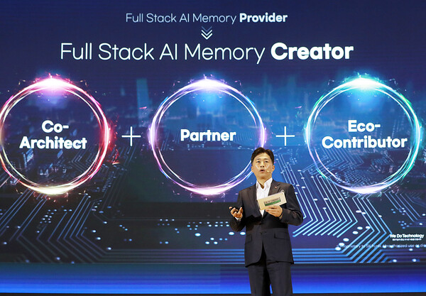 ▲ SK하이닉스 곽노정 대표이사 사장이 3일 서울 삼성동 코엑스에서 열린 ‘SK AI 서밋 2025’에서 ‘AI 시대, SK하이닉스가 그리는 새로운 비전과 기술’ 을 주제로 기조연설을 진행하고 있다. ⓒSK하이닉스