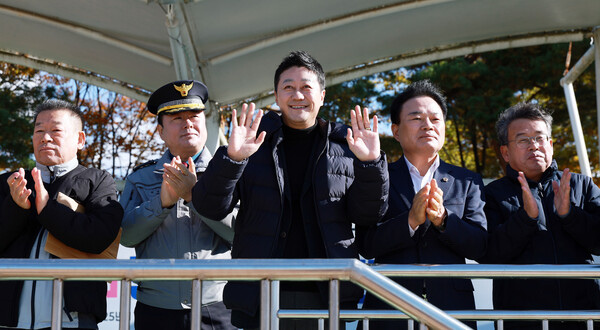 ▲ 김진경 경기도의회 의장이  ‘시흥시 자율방범연합대 한마음 체육대회’ 참가자들을 격려하고 있다. ⓒ경기도의회