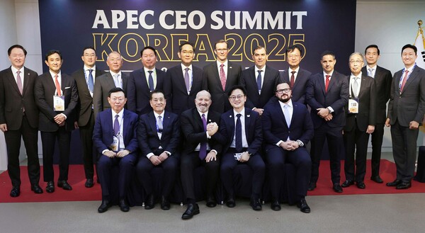 ▲지난달 29일 경북 경주시 예술의전당에서 열린 '서밋 비즈니스 라운드테이블' 모습. 뒷줄 왼쪽에서 3번째부터 구광모 LG그룹 회장, 정의선 현대차그룹 회장, 최태원 SK그룹 회장, 이재용 삼성전자 회장. ⓒ산업통상자원부