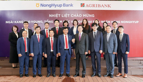 ▲NH농협은행 강태영 은행장(앞줄 왼쪽에서 5번째)은 베트남 하노이 소재 아그리뱅크 본사에서 베트남 아그리뱅크 팜 또안 브엉 은행장(앞줄 왼쪽에서 4번째)을 접견하고 두 은행 간의 파트너십 강화를 논의하는 시간을 가졌다. ⓒ농협은행