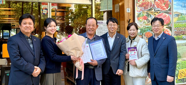 ▲흥국화재 관계자들이 서울 광화문 ‘황금정 식당’을 방문해 응원문구와 꽃다발을 전달하고 있다. 사진 왼쪽부터 흥국화재 소비자지원팀 이영제 팀장, 김가은 사원, 황금정 배광순 대표 흥국화재 CCO 주기영 실장, 소비자보호팀 한영심 주임, 권봉천 팀장. ⓒ흥국화재
