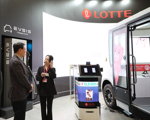 ▲신동빈 롯데 회장은 3일 일본 도쿄에서 열리고 있는 ‘재팬모빌리티쇼 2025’를 방문해 2차전지 소재, 수소 사업, 자율 주행 등 그룹이 추진하고 있는 모빌리티 사업을 점검했다. 신 회장이 롯데관을 찾아 자율주행 기술에 관한 설명을 듣고 있다. ⓒ롯데그룹