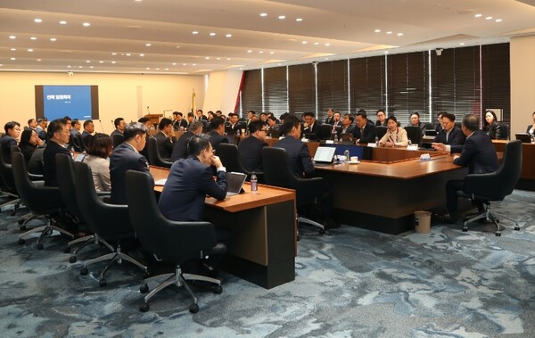 ▲NH투자증권은 4일 오전 전체 임원회의를 개최했다. 임원 50여명은 이번 사건에 대해 심각성을 공유하고 임직원 윤리의식 제고 및 준법경영 강화 등 윤리경영 내재화를 다짐했다. ⓒ NH투자증권