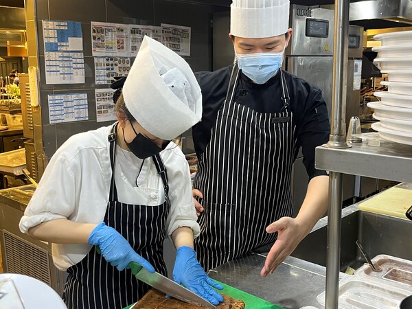 ▲이랜드이츠의 대표 뷔페 브랜드 애슐리퀸즈가 꾸준한 출점 속도에 맞춰 ‘젊은 인재 영입’과 ‘성과에 따른 리더 육성’을 강화하고자 '사람 투자'를 늘린다. 사진은 애슐리퀸즈 주방 관리자 모습. ⓒ이랜드