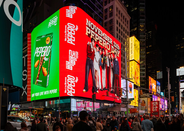 ▲뉴욕 타임스스퀘어 ‘TSX 브로드웨이’ 빌딩에서 송출되고 있는 빼빼로데이 글로벌 마케팅 캠페인 영상. ⓒ롯데웰푸드