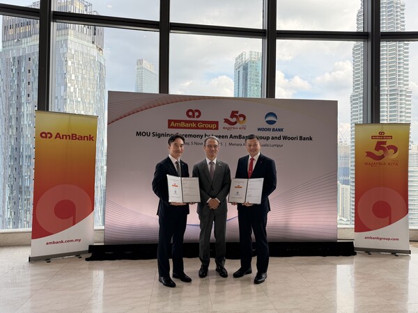 ▲(왼쪽부터) 류형진 우리은행 글로벌그룹장, 여승배 주말레이시아대한민국대사, 크리스토퍼 얍 AmBank 부행장이 지난 5일 말레시이아 쿠알라룸푸르에 위치한 AmBank 본사건물에서 양국간 금융협력강화 MOU를 체결하고 기념사진을 촬영했다. ⓒ우리은행