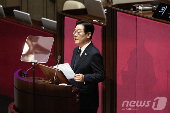 ▲이재명 대통령이 4일 서울 여의도 국회의사당 본회의장에서 내년도 정부 예산안에 대한 시정연설을 하고 있다.