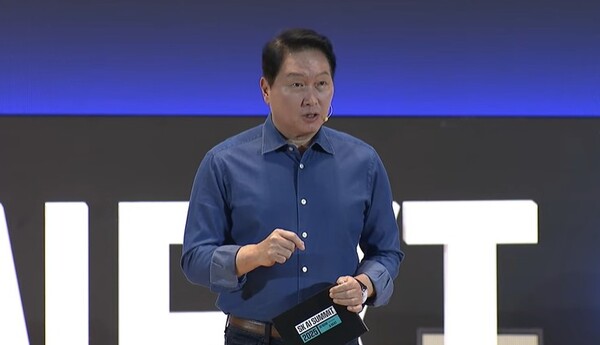 ▲최태원 SK 회장이 3일 서울 강남구 코엑스에서 열린 'SK AI 서밋'에서 발표하고 있다. ⓒSK AI 서밋 캡처.