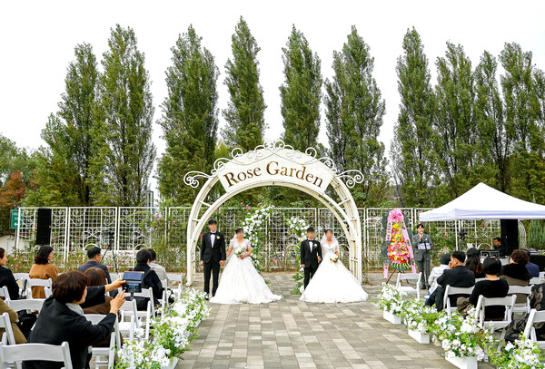 ▲KB증권과 서울시 미래한강본부가 협력하여 지난 8일(토) 광나루한강공원 장미원에서 ‘한강 야외결혼식’을 진행했다. ⓒKB증권