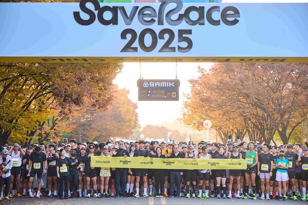▲카카오뱅크와 유니세프가 함께 주최한 친환경 기부 마라톤 ‘Save Race 2025’가 지난 9일 서울 상암 월드컵공원에서 열렸다. 참가자 5,000명이 마라톤 출발선에서 기념 촬영을 하고 있는 모습. ⓒ카카오뱅크