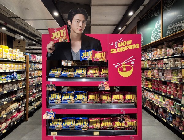 ▲오뚜기 할랄 진라면 인도네시아 현지 대형마트 내 전용 매대. ⓒ오뚜기