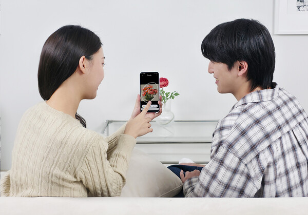 ▲삼성전자 모델이 '갤럭시 A17 LTE'로 '서클 투 서치'를 사용하고 있다. ⓒ삼성전자