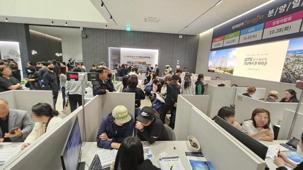 ▲'회천중앙역 파라곤’ 견본주택을 찾은 방문객들. ⓒ라인그룹